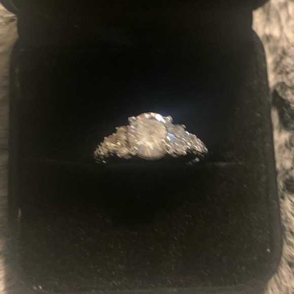 ❤️BEAUTIFUL ENGAGEMENT RING W/SILVER BAND SZ 8.5❤️ - Picture 9 of 9